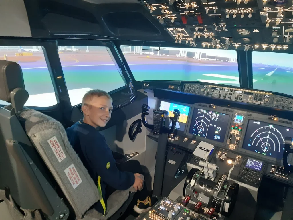 AirPoint Poznań Boeing 737 MAX 8 Flight Simulator in Central Poznań-4