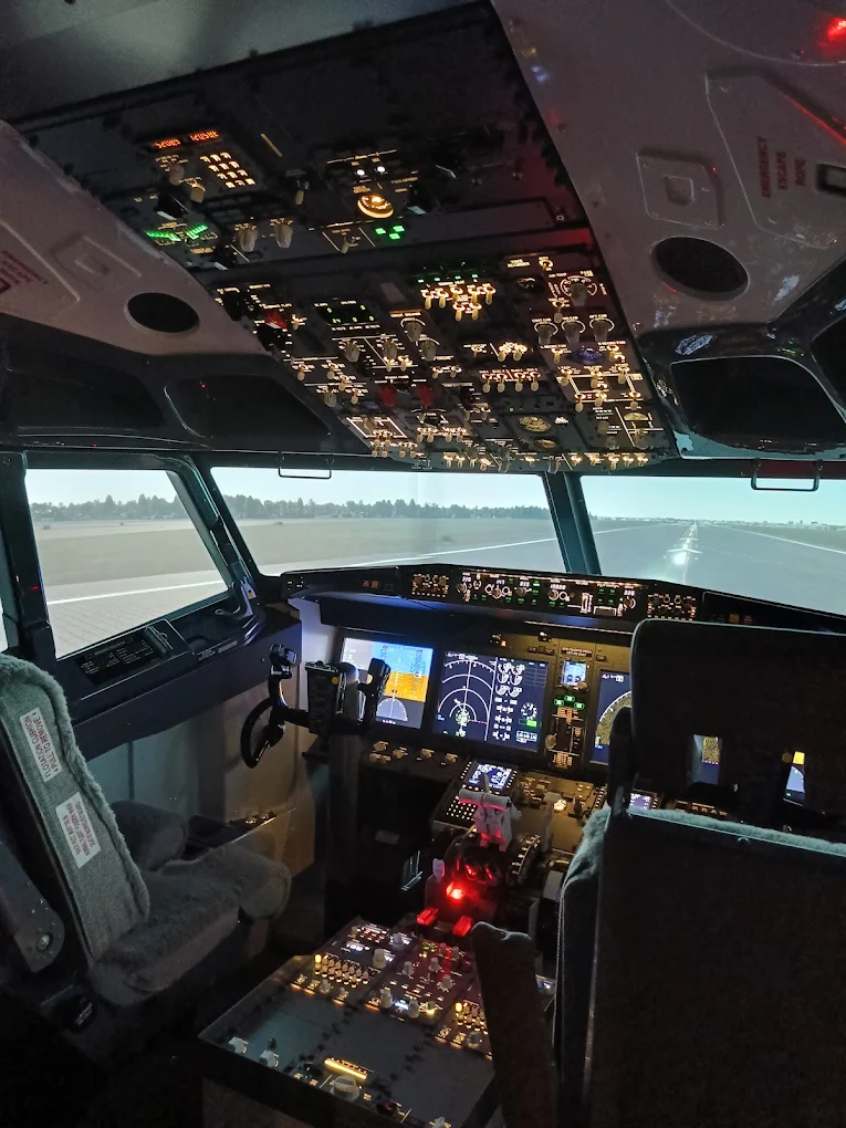 AirPoint Poznań Boeing 737 MAX 8 Flight Simulator in Central Poznań-8
