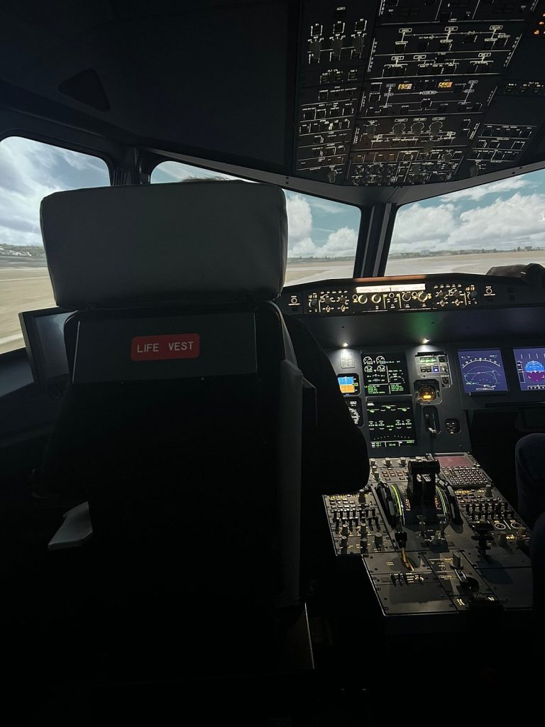 AviaSim Aix-en-Provence Airbus A320 Flight Simulator in Provence-2