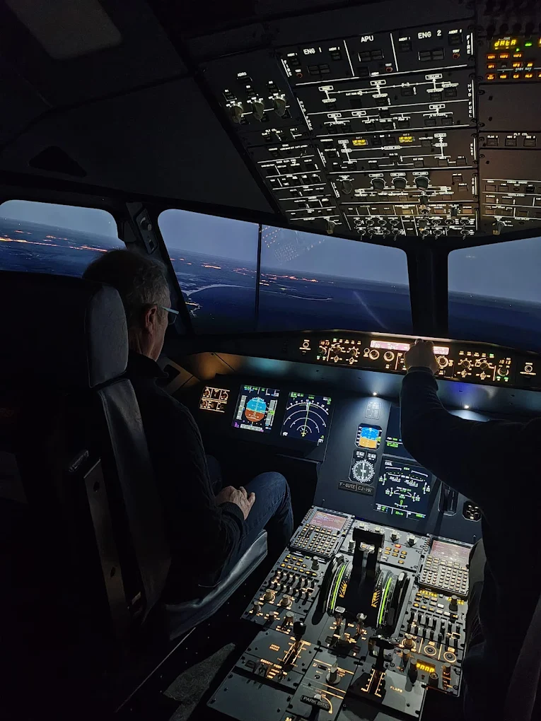 AviaSim Montpellier Airbus A320 Flight Simulator at Novotel Montpellier-9