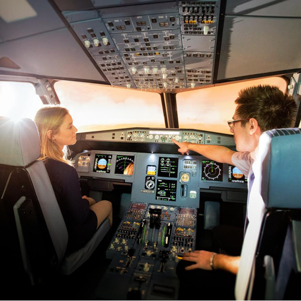 AviaSim Paris Roissy CDG Airbus A320 Flight Simulator at Charles de Gaulle Airport-4