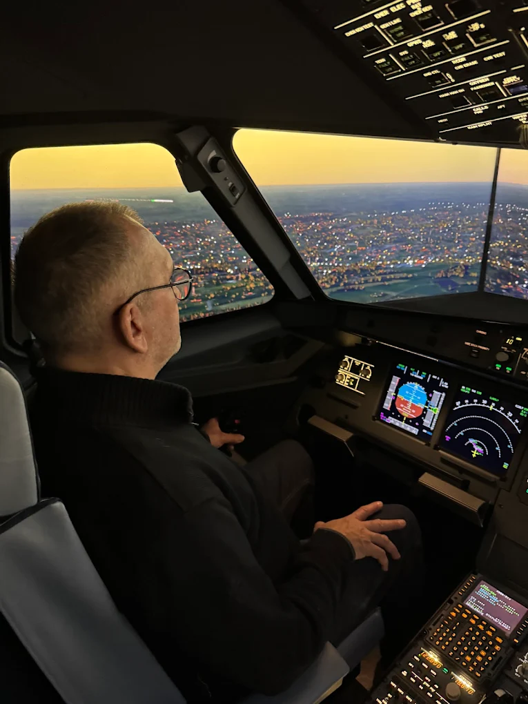 AviaSim Paris Roissy CDG Airbus A320 Flight Simulator at Charles de Gaulle Airport-7