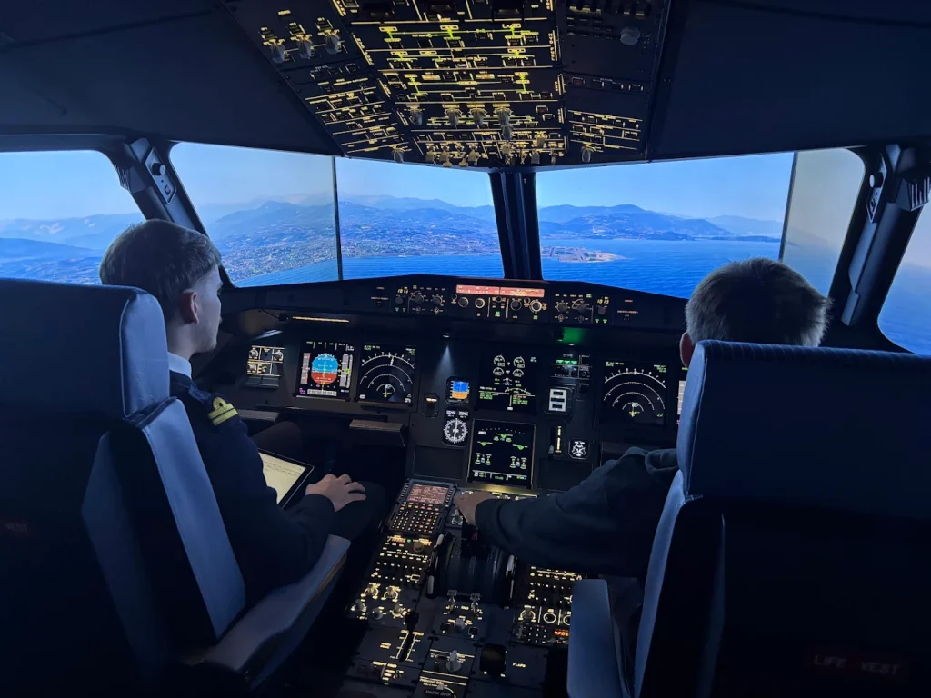 AviaSim Paris Roissy CDG Airbus A320 Flight Simulator at Charles de Gaulle Airport-8