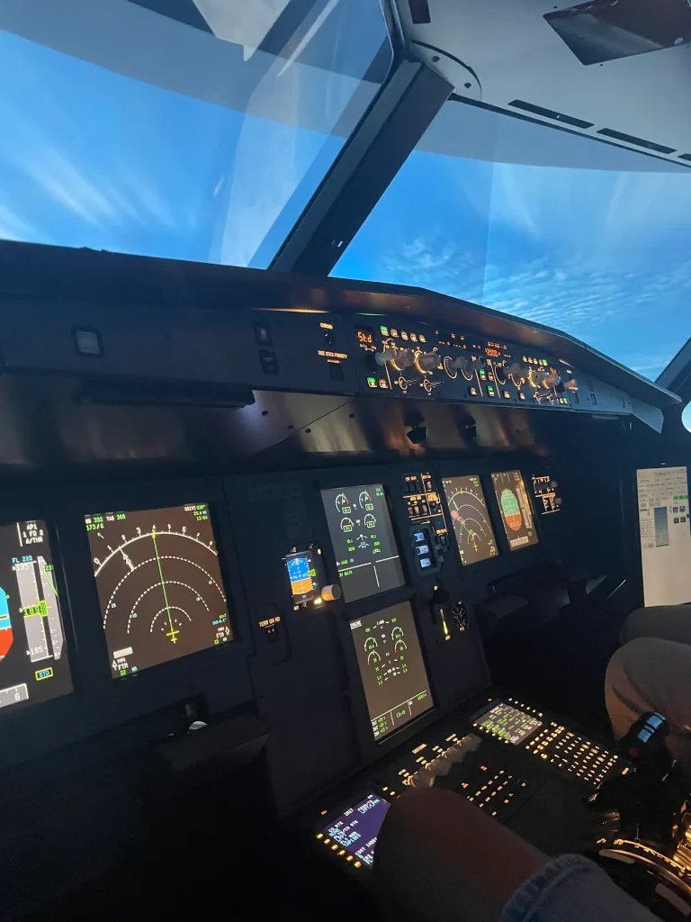 Flight Concept Lisbon: Boeing 737, Airbus A320 & F18 Flight Simulators