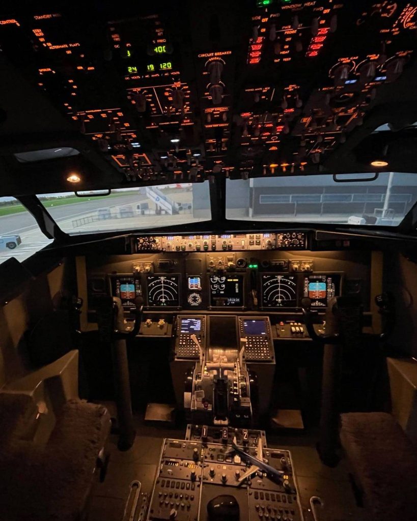 SimAir 737 Boeing 737-800 Flight Simulator Gloucestershire Airport-1