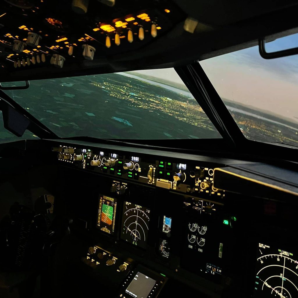 SimAir 737 Boeing 737-800 Flight Simulator Gloucestershire Airport-6