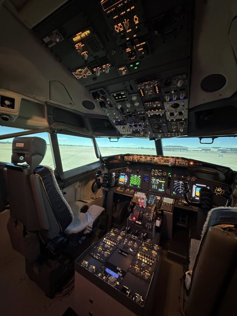 TG Simulation Lincoln Boeing 737NG Flight Simulator Experience-2
