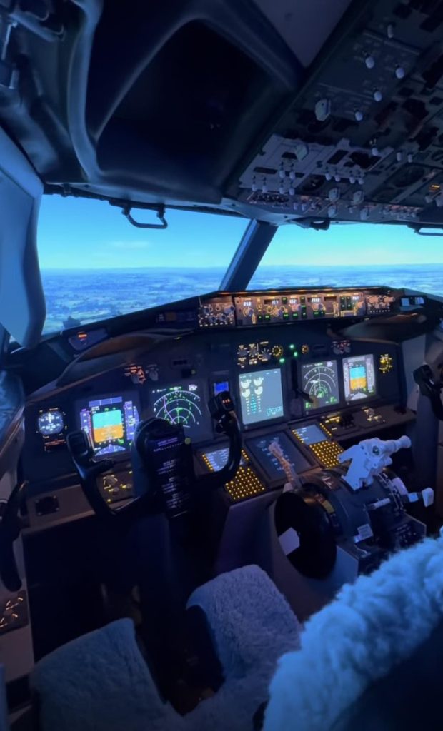 TG Simulation Lincoln Boeing 737NG Flight Simulator Experience-4