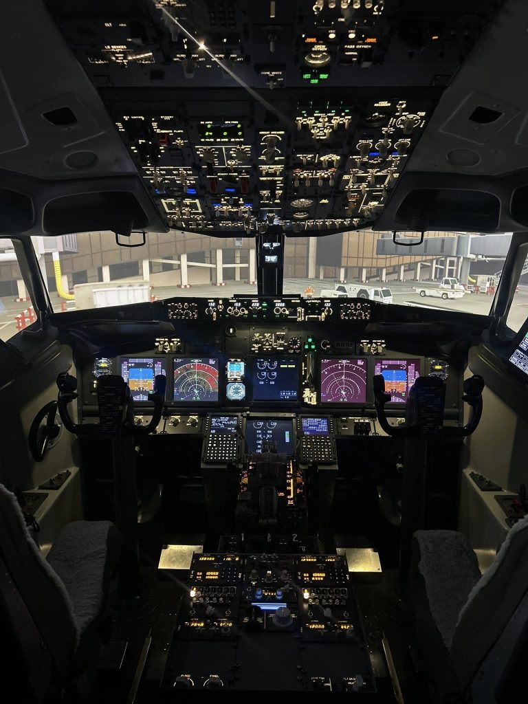 Top Aviator Marbella Boeing 737-800 Flight Simulator in Puerto Banús-3