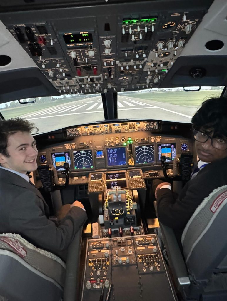 Voyager Flight Simulation Boeing 737 & R22 Helicopter Luton-1