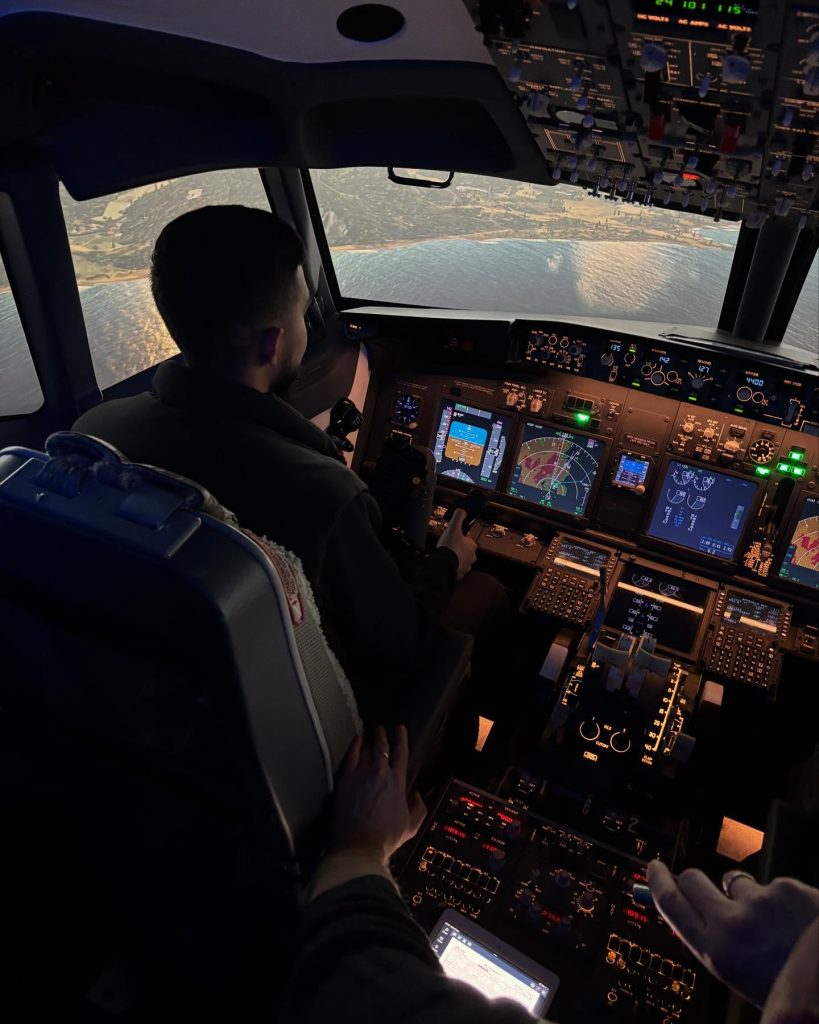 Voyager Flight Simulation Boeing 737 & R22 Helicopter Luton-10