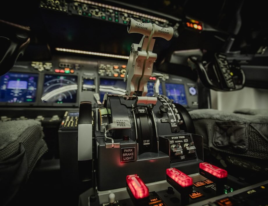 Voyager Flight Simulation Boeing 737 & R22 Helicopter Luton-11