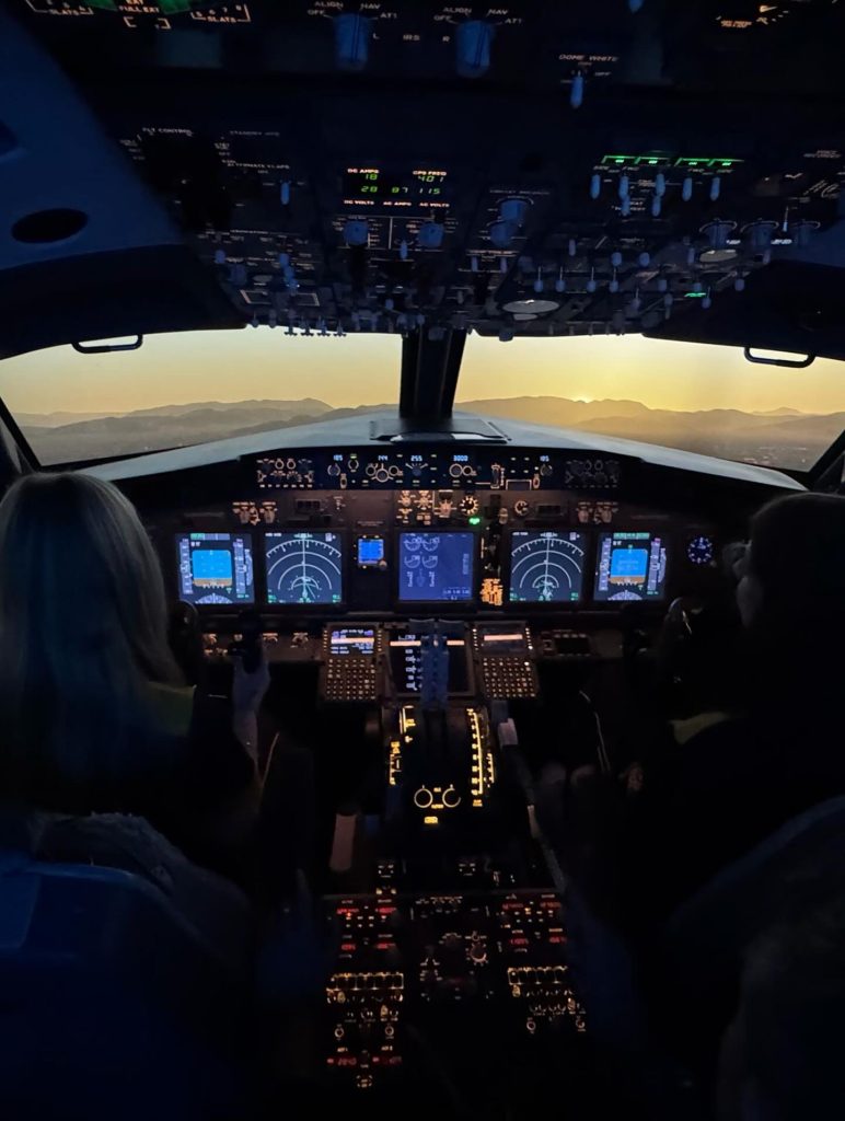 Voyager Flight Simulation Boeing 737 & R22 Helicopter Luton-2