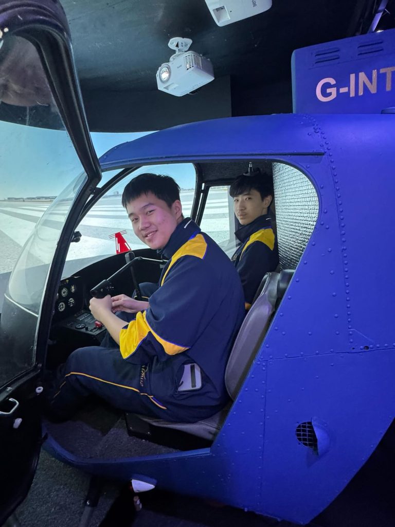 Voyager Flight Simulation Boeing 737 & R22 Helicopter Luton-3