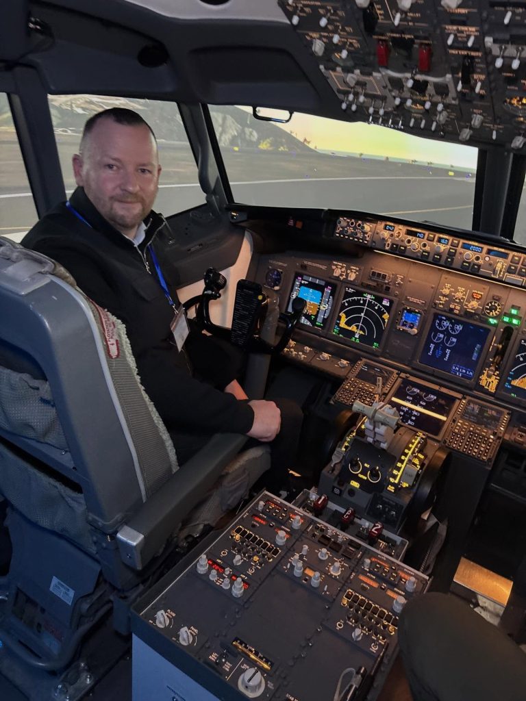 Voyager Flight Simulation Boeing 737 & R22 Helicopter Luton-4