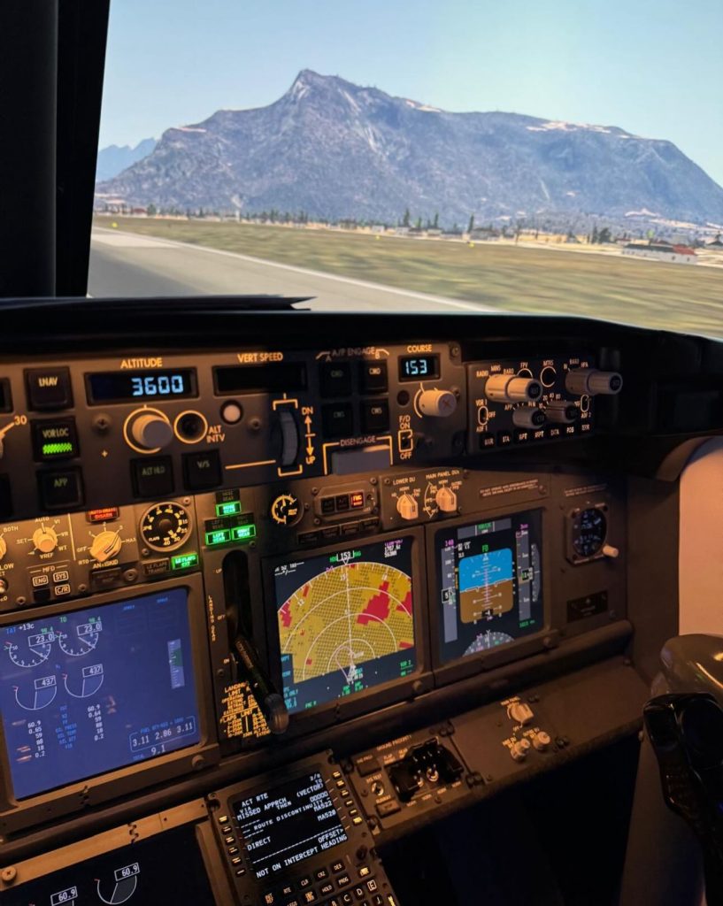 Voyager Flight Simulation Boeing 737 & R22 Helicopter Luton-5