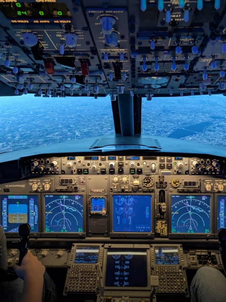 Voyager Flight Simulation Boeing 737 & R22 Helicopter Luton-6