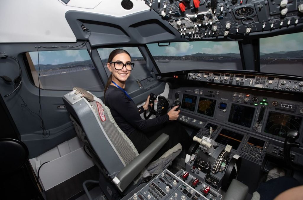 Voyager Flight Simulation Boeing 737 & R22 Helicopter Luton-7