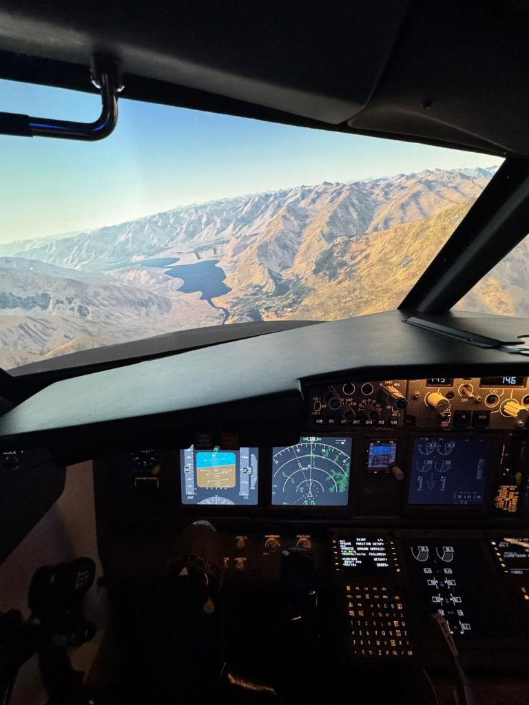 Voyager Flight Simulation Boeing 737 & R22 Helicopter Luton-8