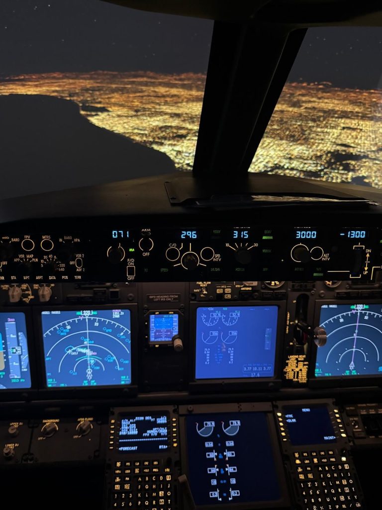 Voyager Flight Simulation Boeing 737 & R22 Helicopter Luton-9