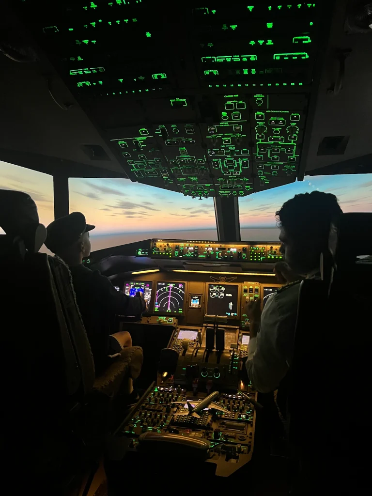 uFly Simulator Toronto: Boeing 777, 737 & Cessna Flight Simulators
