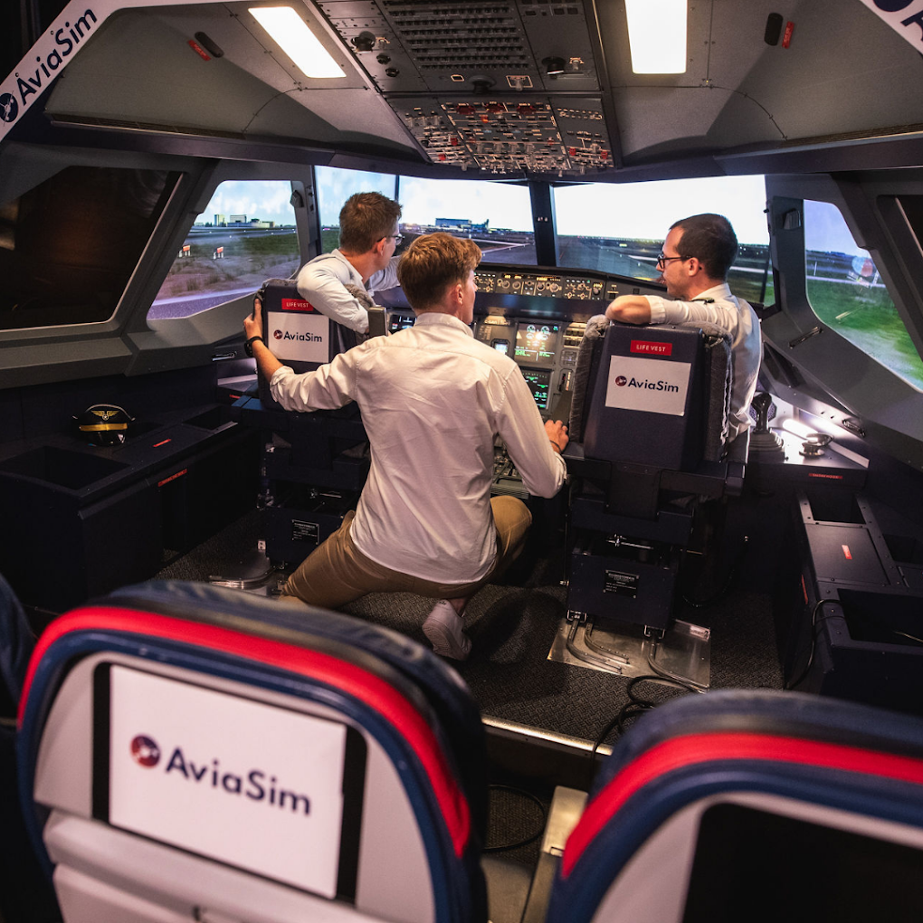 AviaSim Winnipeg Airbus A320 Flight Simulator — Gateway to the Royal Aviation Museum-7