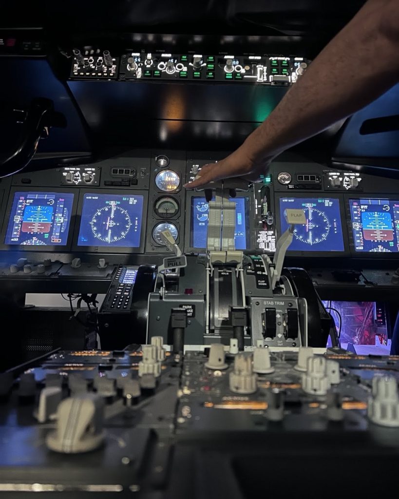 Dreamflight737 Flight Simulator Istanbul Boeing 737 Cockpit Experience in Bakirkoy