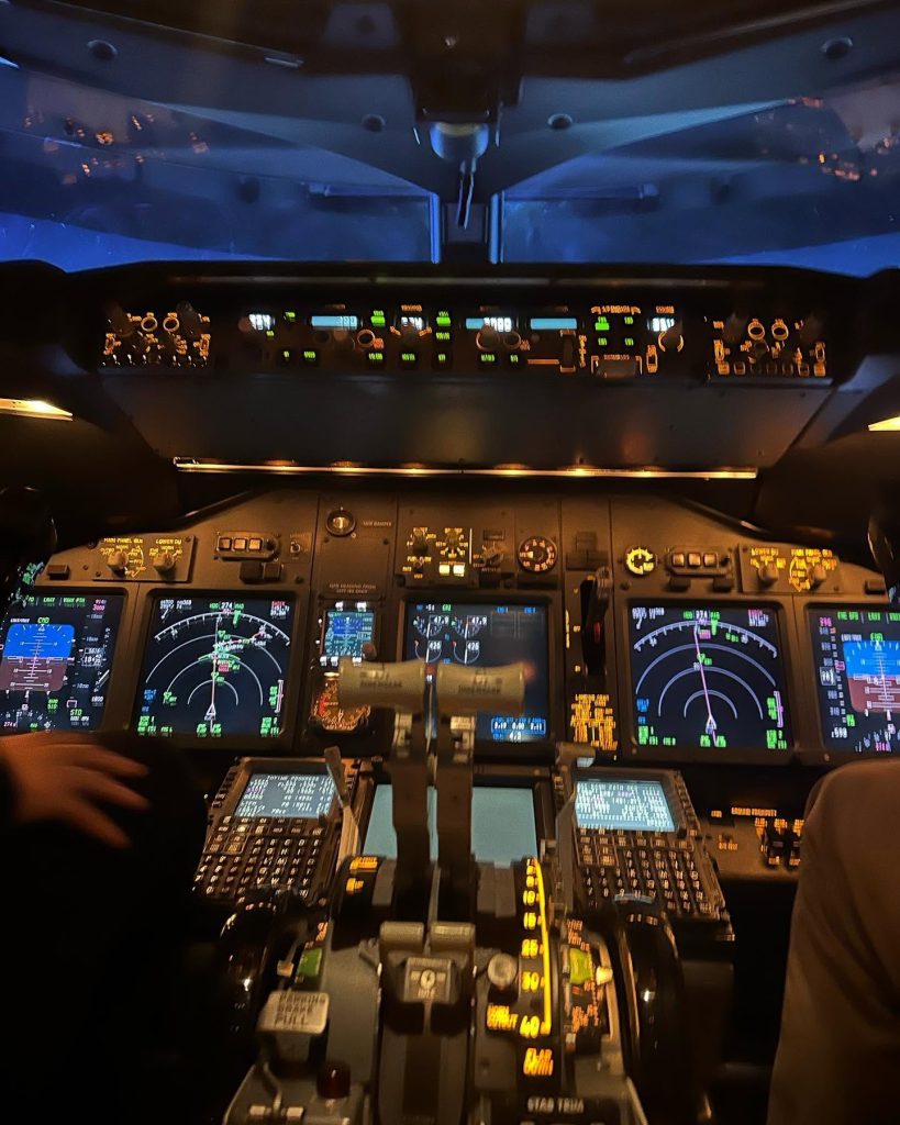 Dreamflight737 Flight Simulator Istanbul Boeing 737 Cockpit Experience in Bakirkoy