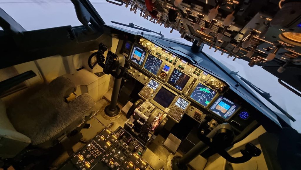 Flight Simulations Norway Oslo Boeing 737 Cockpit Experience in Dal-6