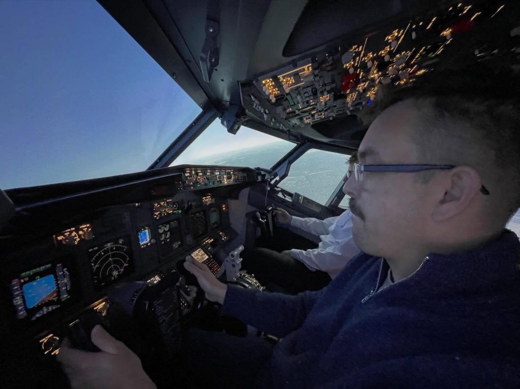 FlyOne Flight Simulator Bratislava Boeing 737 Cockpit Experience in Old Town-3