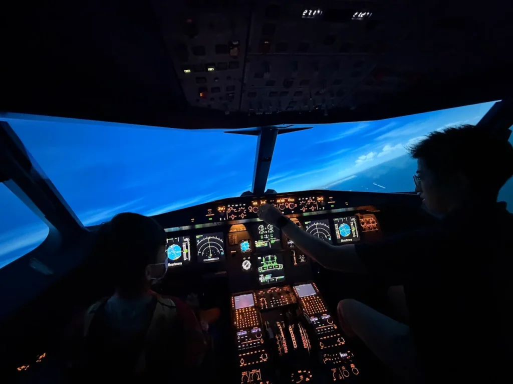 LUXURY FLIGHT Flight Simulator Haneda Multi-Aircraft Cockpit Experience at Tokyo Airport-3