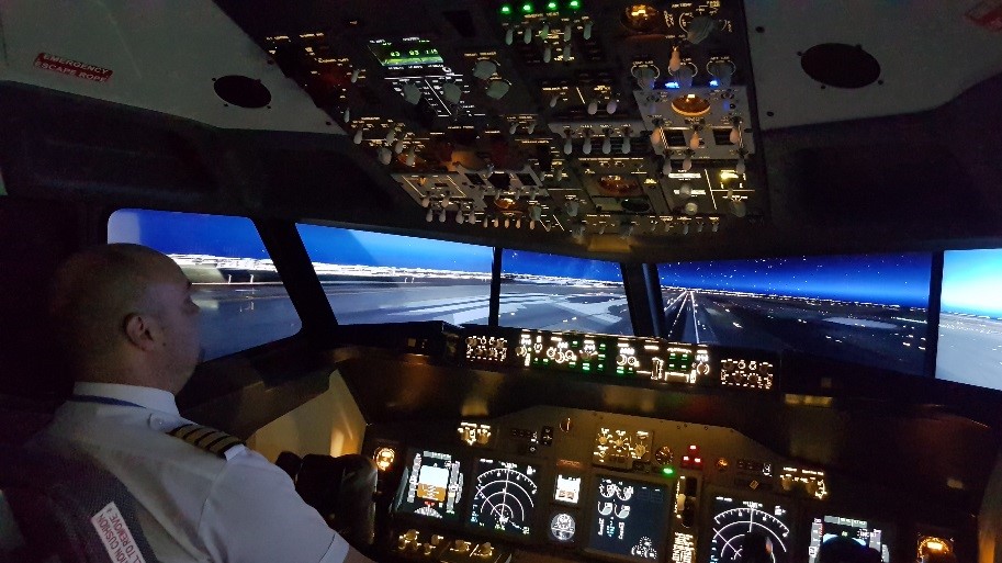 Simulator Centrum Bratislava Boeing 737 & Piper Seneca Cockpit Experience in Prievoz-2