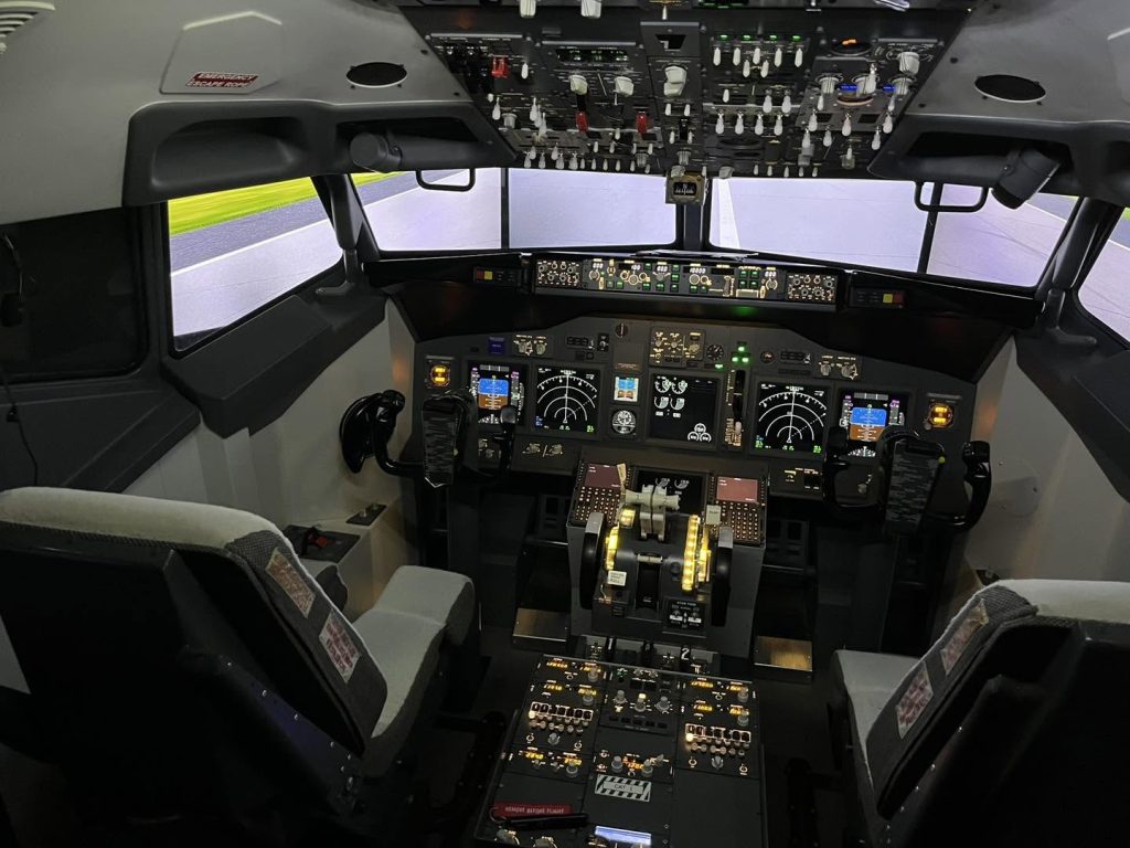 Simulator Centrum Bratislava Boeing 737 & Piper Seneca Cockpit Experience in Prievoz-3