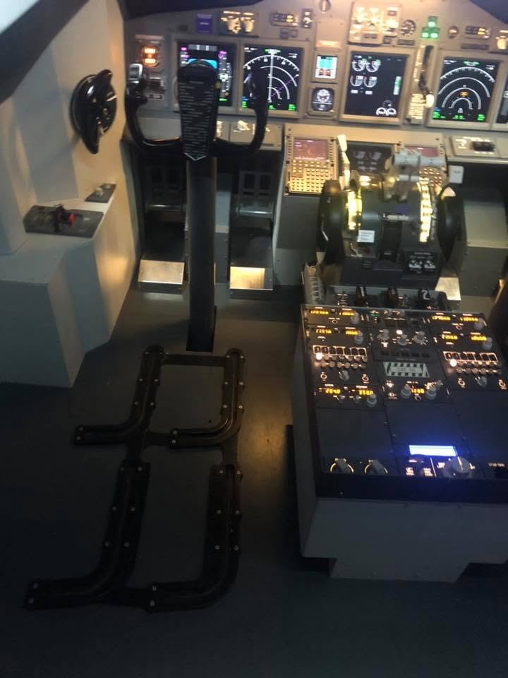 Simulator Centrum Bratislava Boeing 737 & Piper Seneca Cockpit Experience in Prievoz-5