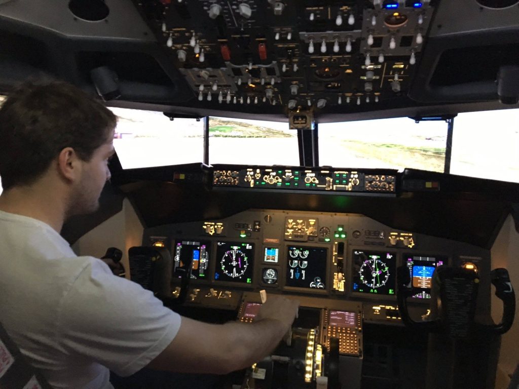 Simulator Centrum Bratislava Boeing 737 & Piper Seneca Cockpit Experience in Prievoz-7