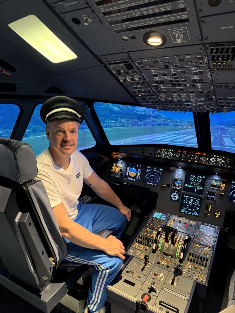 Takeoff Simulations Helsinki Airbus A320 & Boeing 737 Cockpit Experience in Vantaa-4