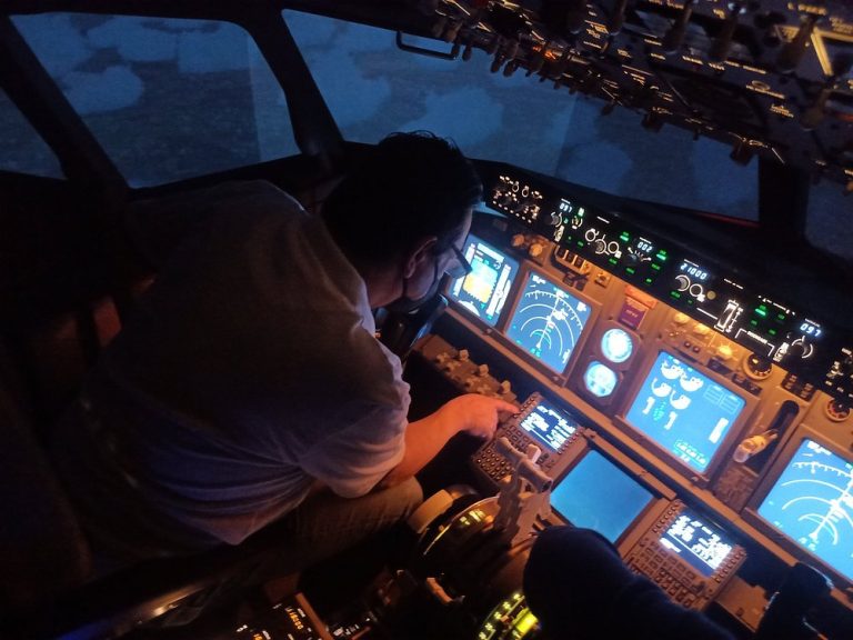 iFly Flight Simulator Turin Boeing 737 Cockpit Experience on Salbertrand